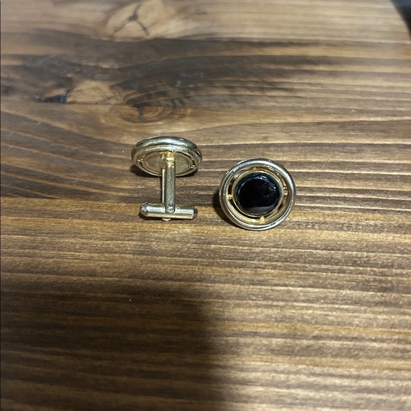 Jewelry - Vintage gold toned cufflinks